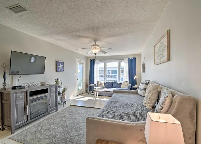Condo: Private Balcony & Views! *