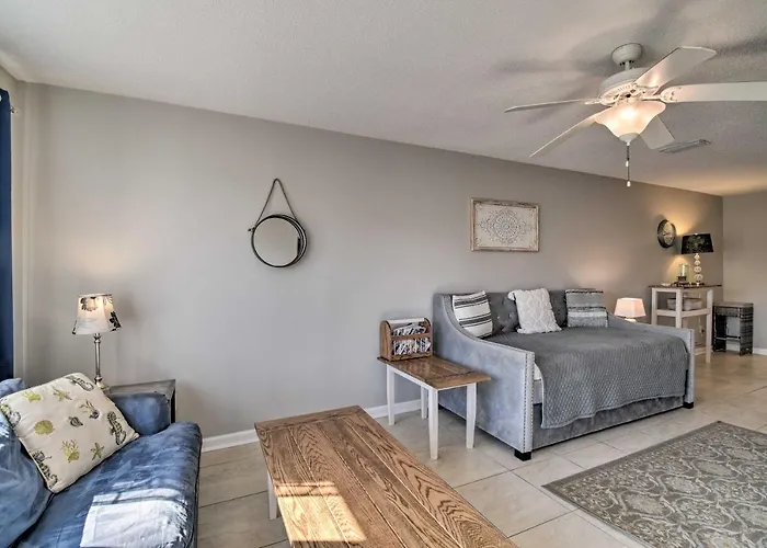 Condo: Private Balcony & Views! Gulf Shores